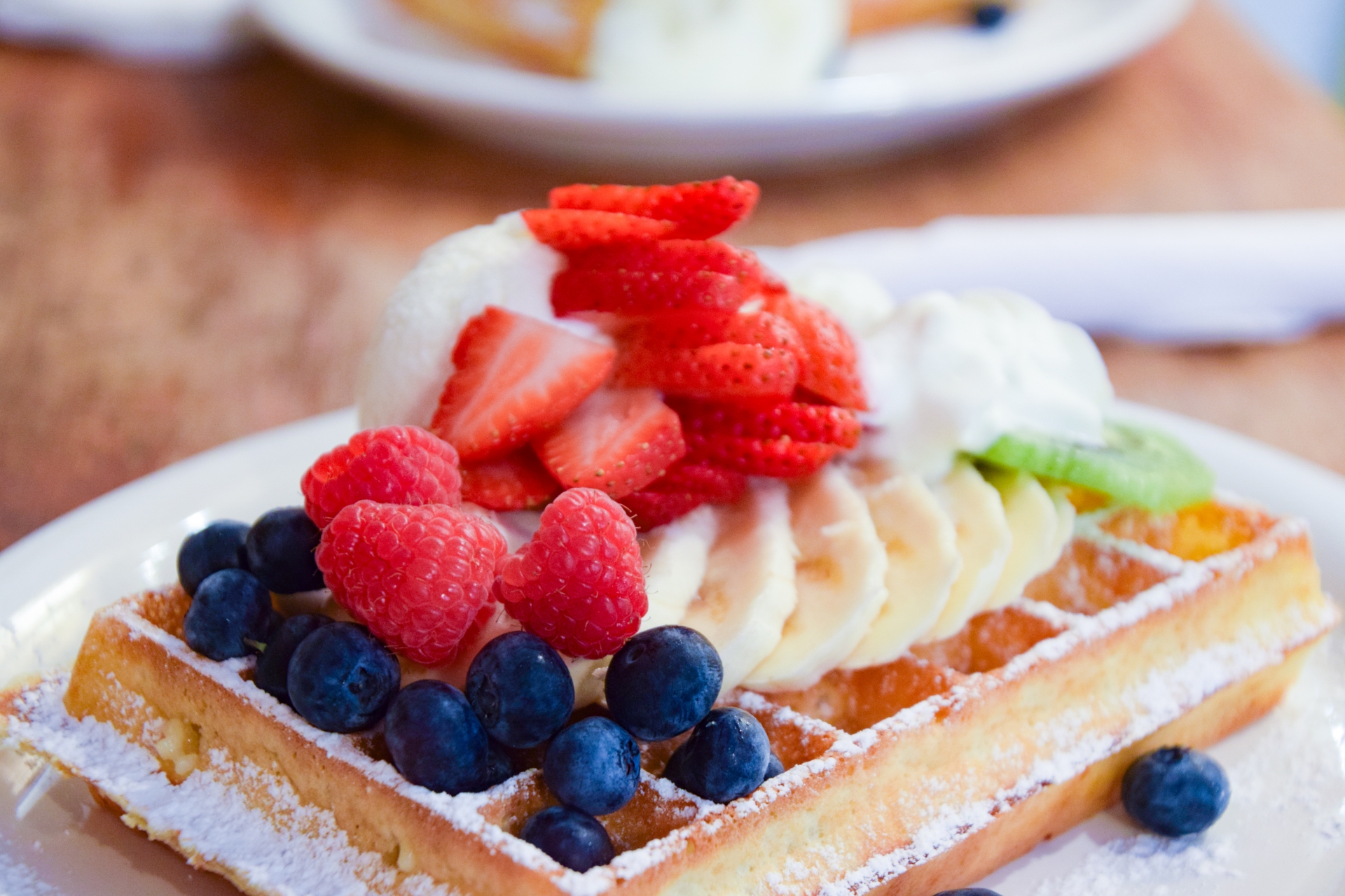 ベリーと季節のフルーツワッフル